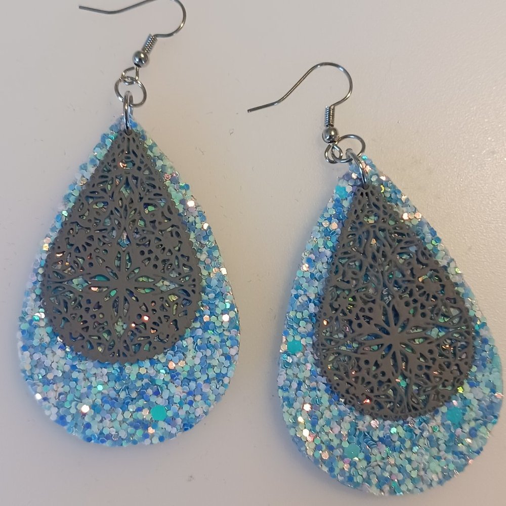 Teardrop earrings leather and metallic light blue